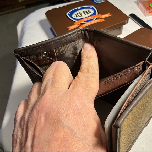 Auburn Waxed Canvas/Leather BY ZEP-PRO Bifold Fishermans Wallet tin GIFT box NEW - Picture 9 of 16